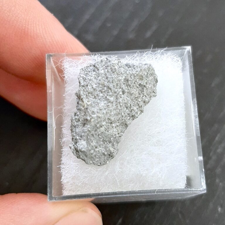 Ochansk meteorite. H4 chondrite. Historic fall in 1887.